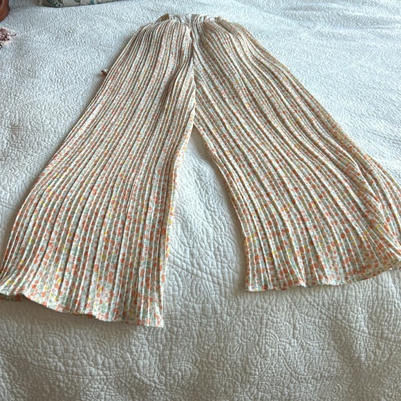 Gorgeous, floral, pleaded jumpsuit size medium - Picture 6 of 11